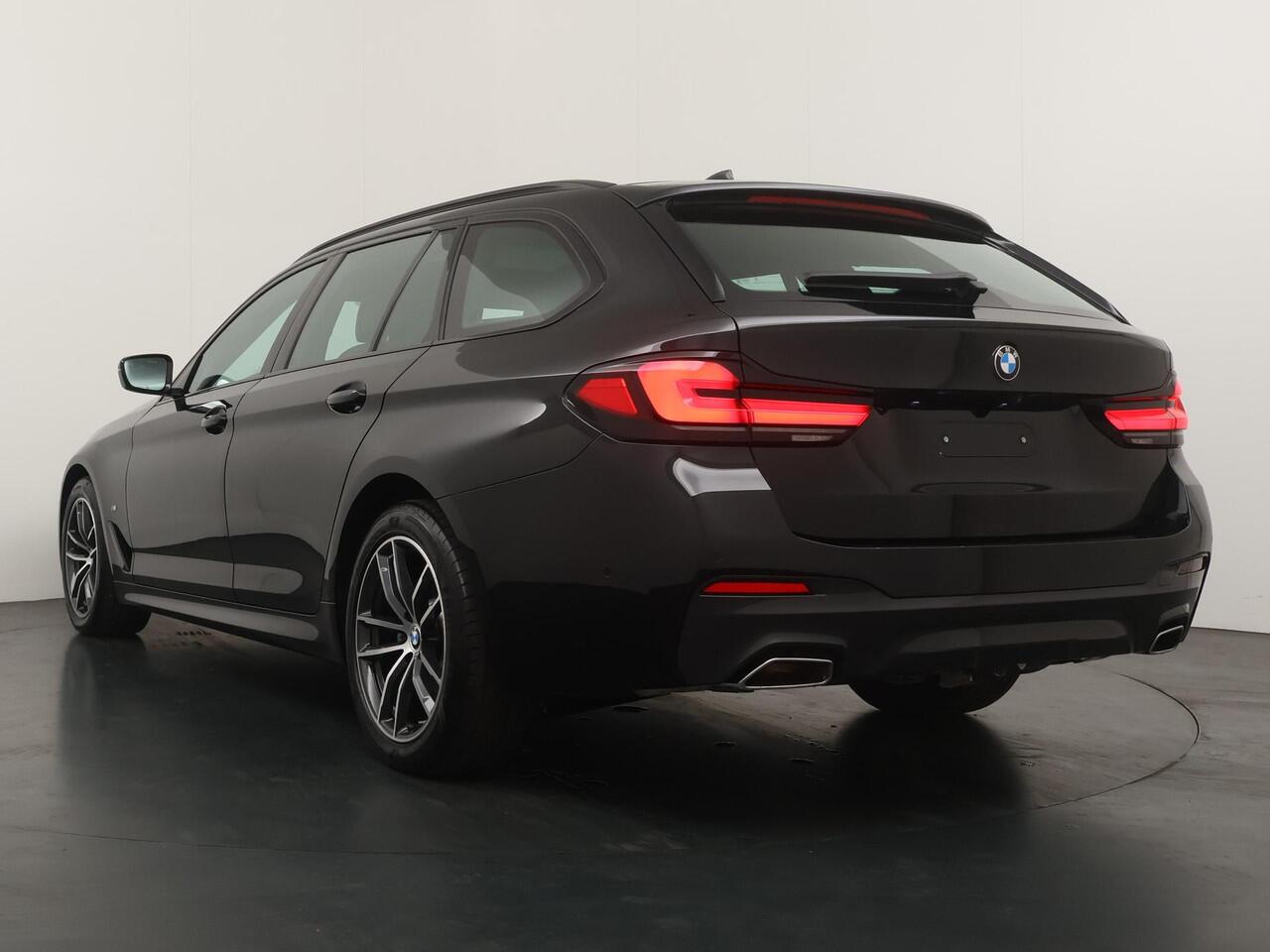 BMW 5-SERIE Touring 540i xDrive | M-Sport | Harman Kardon | Co-Pilot | Soft Close | Comfortstoel | Stoelventilatie en verwarming | Panoramadak | Head-Up | 4 Zone Airco |