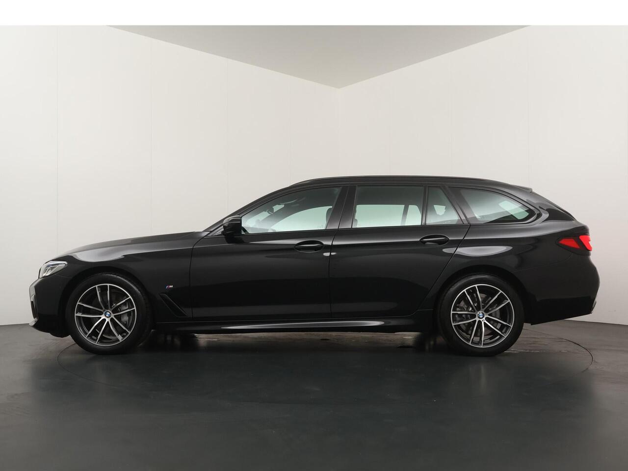 BMW 5-SERIE Touring 540i xDrive | M-Sport | Harman Kardon | Co-Pilot | Soft Close | Comfortstoel | Stoelventilatie en verwarming | Panoramadak | Head-Up | 4 Zone Airco |