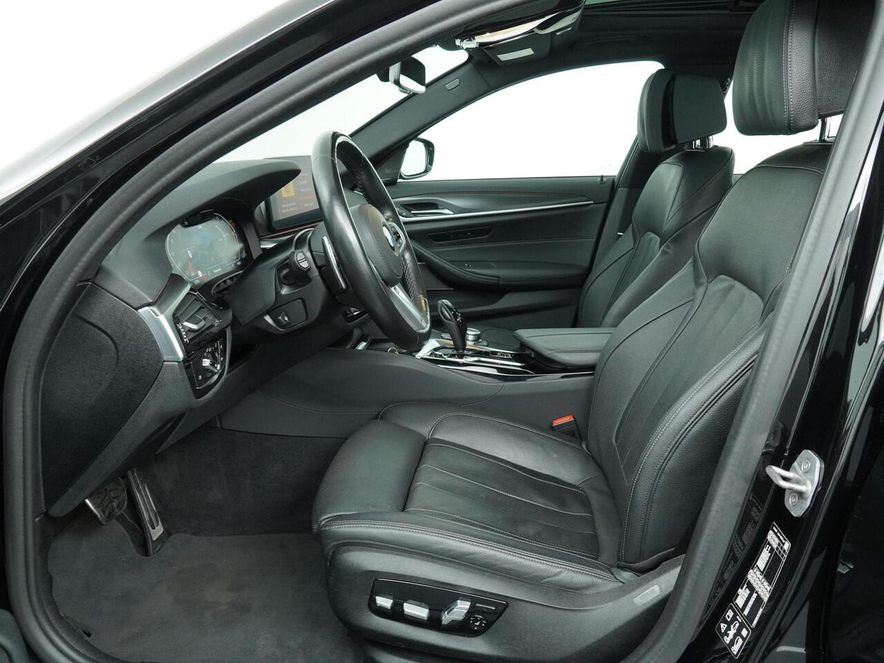 BMW 5-SERIE Touring 540i xDrive | M-Sport | Harman Kardon | Co-Pilot | Soft Close | Comfortstoel | Stoelventilatie en verwarming | Panoramadak | Head-Up | 4 Zone Airco |