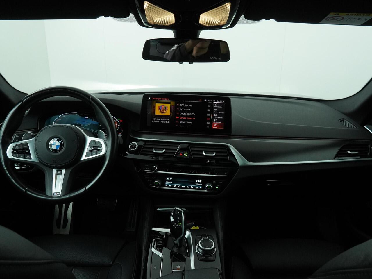 BMW 5-SERIE Touring 540i xDrive | M-Sport | Harman Kardon | Co-Pilot | Soft Close | Comfortstoel | Stoelventilatie en verwarming | Panoramadak | Head-Up | 4 Zone Airco |