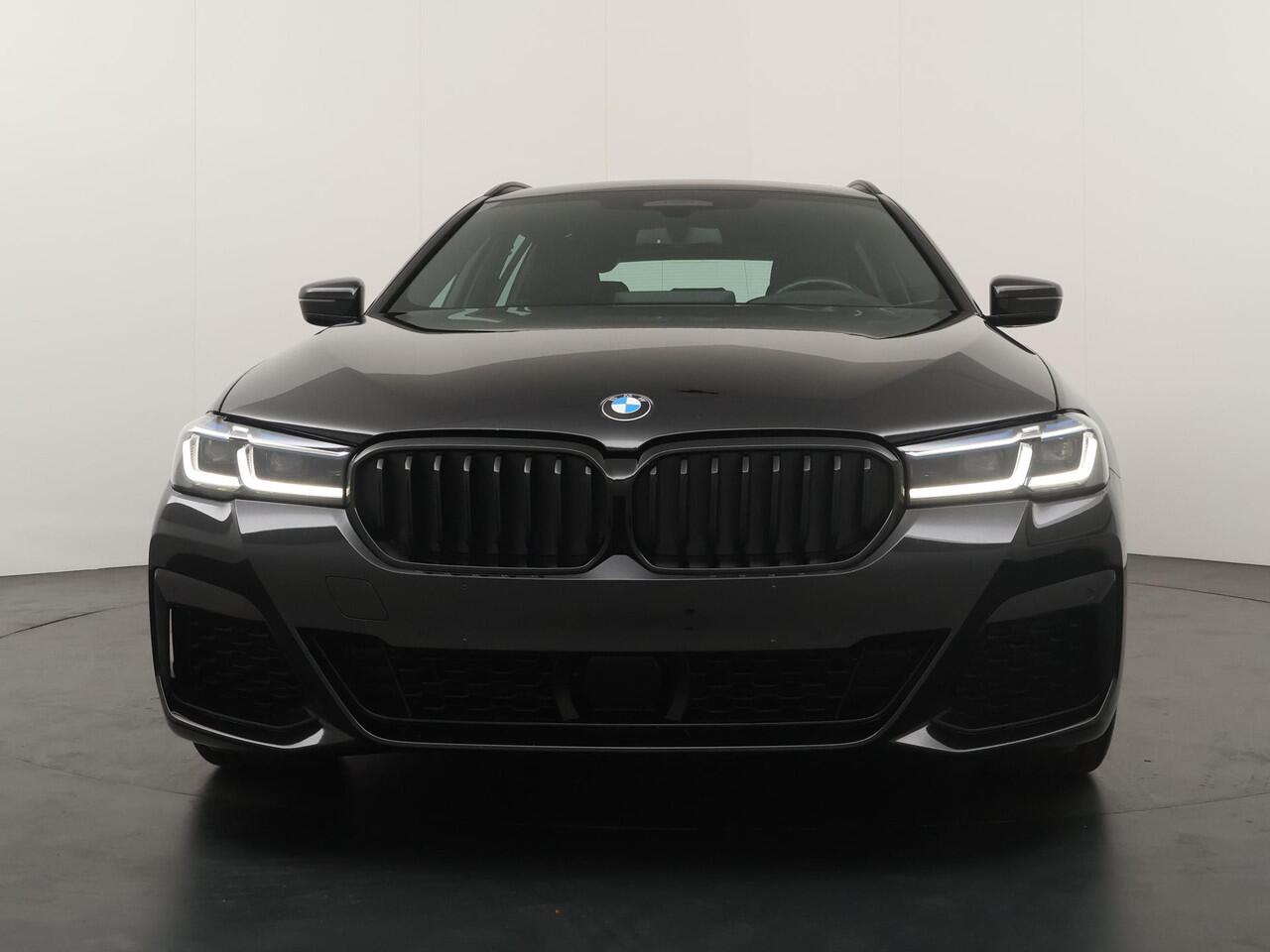 BMW 5-SERIE Touring 540i xDrive | M-Sport | Harman Kardon | Co-Pilot | Soft Close | Comfortstoel | Stoelventilatie en verwarming | Panoramadak | Head-Up | 4 Zone Airco |