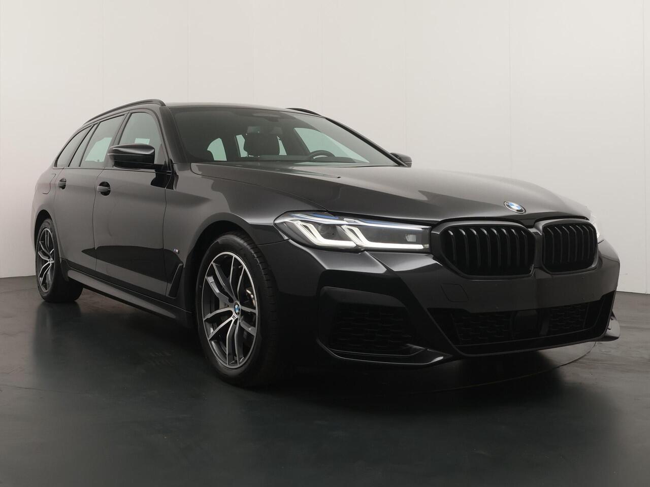 BMW 5-SERIE Touring 540i xDrive | M-Sport | Harman Kardon | Co-Pilot | Soft Close | Comfortstoel | Stoelventilatie en verwarming | Panoramadak | Head-Up | 4 Zone Airco |