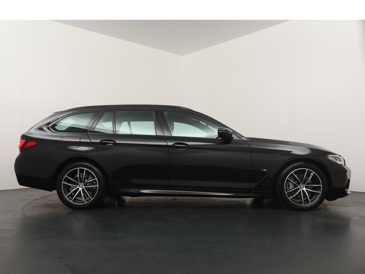 BMW 5-SERIE Touring 540i xDrive | M-Sport | Harman Kardon | Co-Pilot | Soft Close | Comfortstoel | Stoelventilatie en verwarming | Panoramadak | Head-Up | 4 Zone Airco |