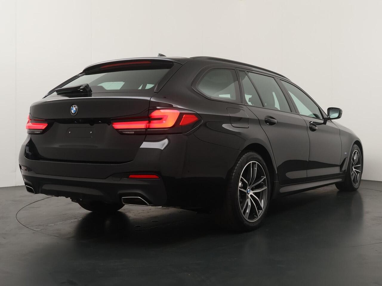 BMW 5-SERIE Touring 540i xDrive | M-Sport | Harman Kardon | Co-Pilot | Soft Close | Comfortstoel | Stoelventilatie en verwarming | Panoramadak | Head-Up | 4 Zone Airco |