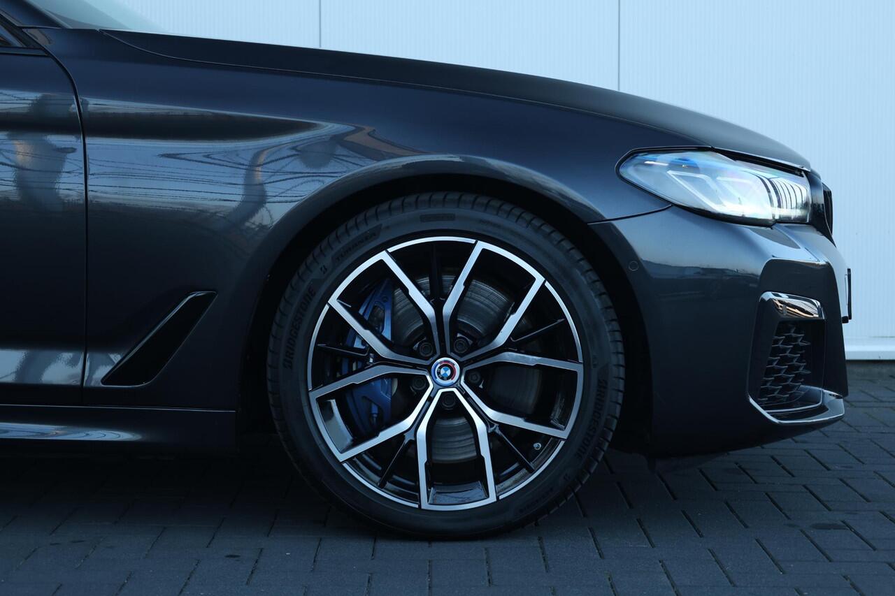 BMW 5-SERIE Touring 540i xDrive M-Sportpakket / Harman Kardon / Panoramadak / Laserlicht / Head Up Display / Comfort Access /