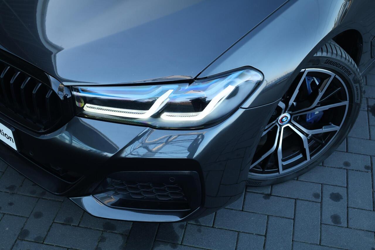 BMW 5-SERIE Touring 540i xDrive M-Sportpakket / Harman Kardon / Panoramadak / Laserlicht / Head Up Display / Comfort Access /