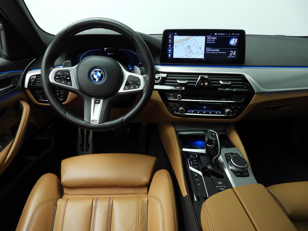 BMW 5-SERIE Sedan 530e | M-Sportpakket | Laserlicht | Leder | Navigatie | Active cruise | Schuifdak | trekhaak | DAB | Hifi speakers | Alu 19 inch