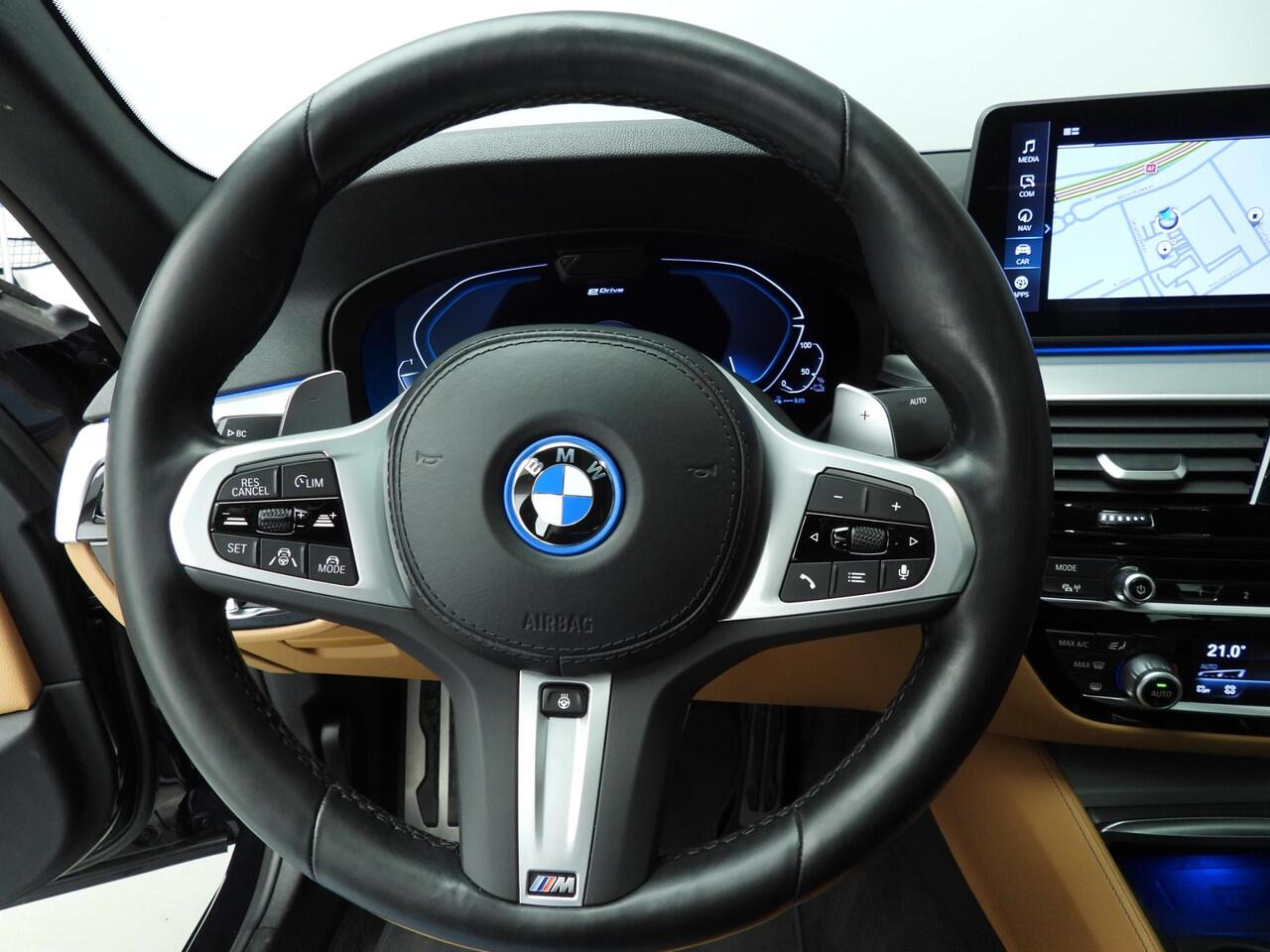 BMW 5-SERIE Sedan 530e | M-Sportpakket | Laserlicht | Leder | Navigatie | Active cruise | Schuifdak | trekhaak | DAB | Hifi speakers | Alu 19 inch