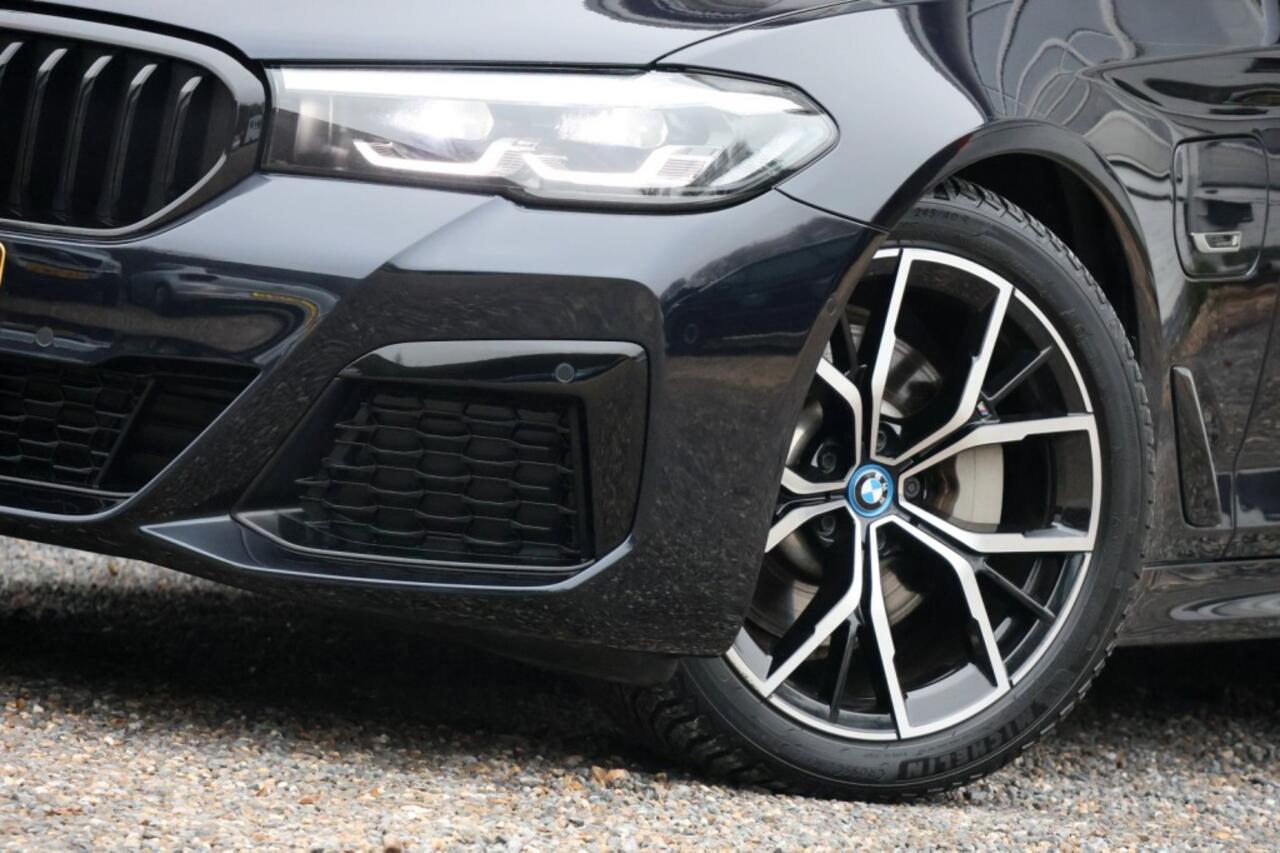 BMW 5-SERIE Touring 530e M-Sport - 292 pk **Pano / Trekh / Head up / Harman Kardon