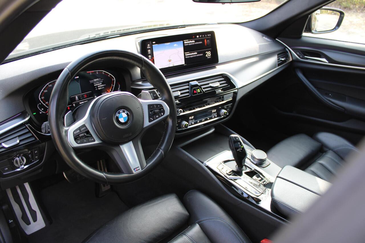 BMW 5-SERIE Touring 540i xDrive Touring M-Sport | Pano | 4-zone Clima | DAB | Adap LED Koplampen | Grootlicht assistent | Live Cockpit Professional | Etc.