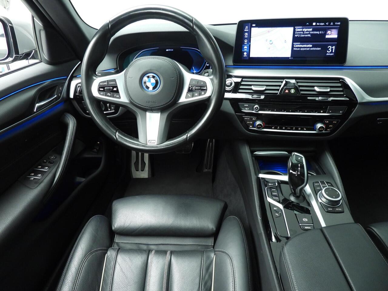 BMW 5-SERIE Touring 520e | M-Sportpakket | Laserlicht | Leder | HUD | Active cruise | Schuifdak | Comfortzetels | DAB | Hifi speakers | Alu 18 inch