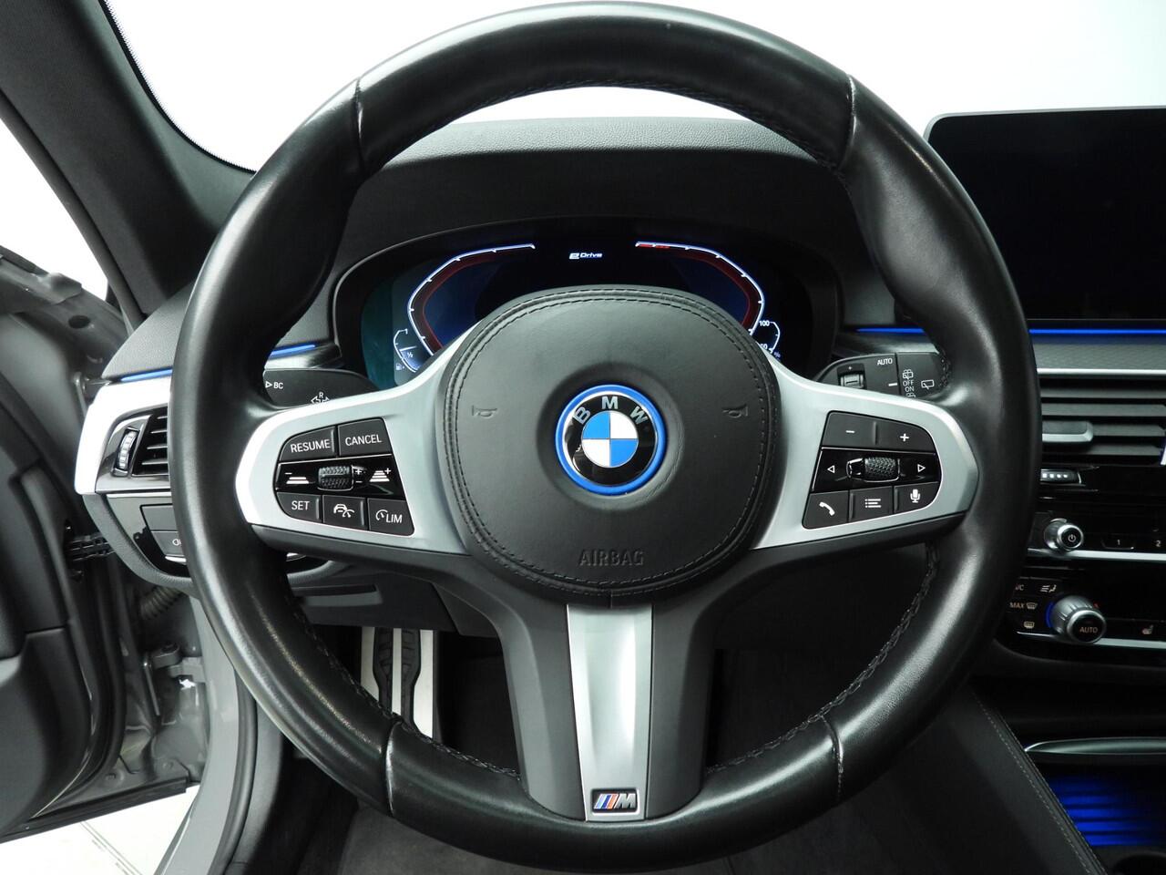 BMW 5-SERIE Touring 520e | M-Sportpakket | Laserlicht | Leder | HUD | Active cruise | Schuifdak | Comfortzetels | DAB | Hifi speakers | Alu 18 inch