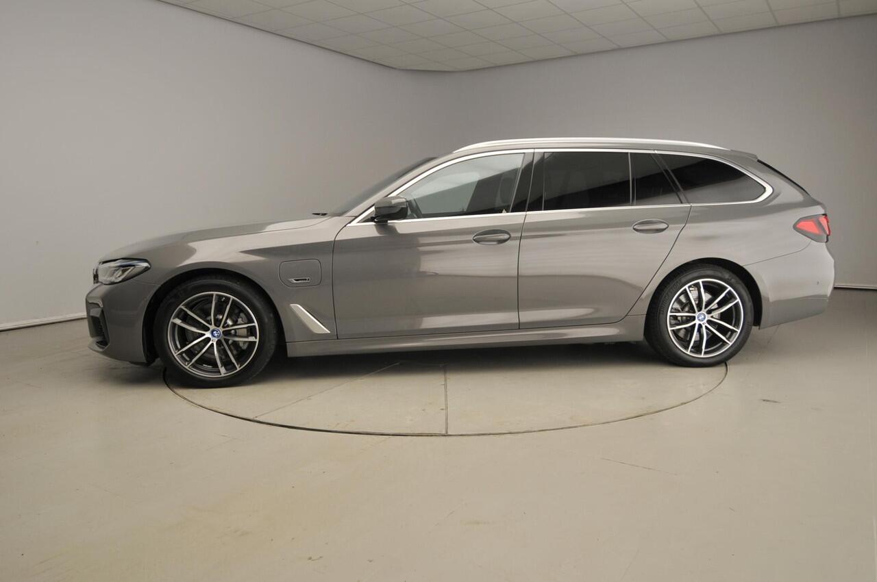 BMW 5-SERIE Touring 520e | M-Sportpakket | Laserlicht | Leder | HUD | Active cruise | Schuifdak | Comfortzetels | DAB | Hifi speakers | Alu 18 inch