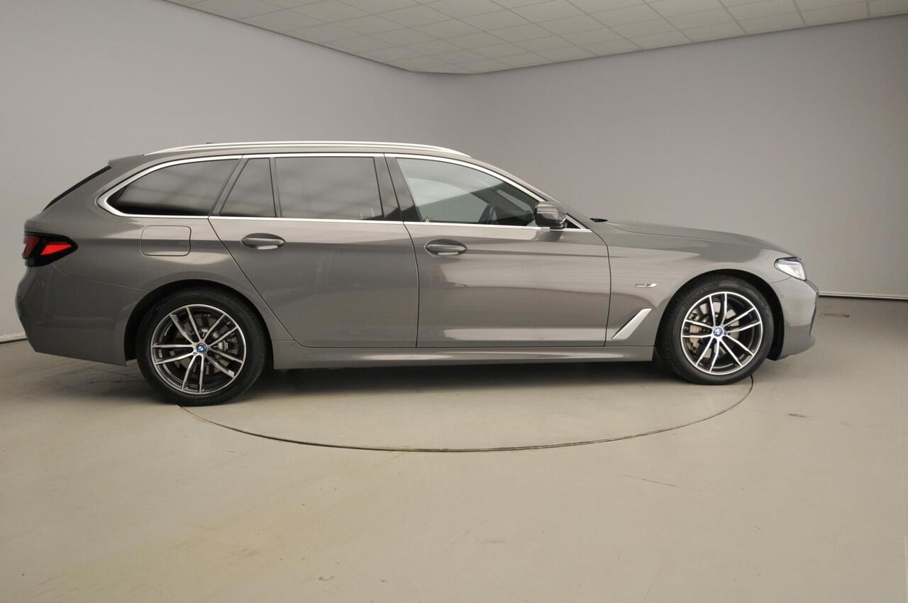 BMW 5-SERIE Touring 520e | M-Sportpakket | Laserlicht | Leder | HUD | Active cruise | Schuifdak | Comfortzetels | DAB | Hifi speakers | Alu 18 inch