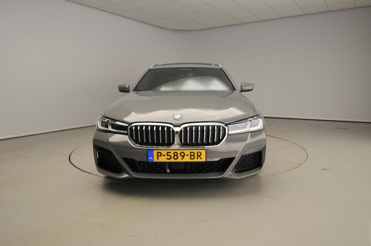 BMW 5-SERIE Touring 520e | M-Sportpakket | Laserlicht | Leder | HUD | Active cruise | Schuifdak | Comfortzetels | DAB | Hifi speakers | Alu 18 inch