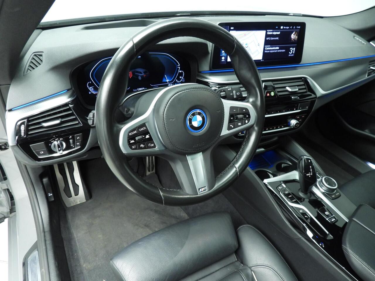 BMW 5-SERIE Touring 520e | M-Sportpakket | Laserlicht | Leder | HUD | Active cruise | Schuifdak | Comfortzetels | DAB | Hifi speakers | Alu 18 inch