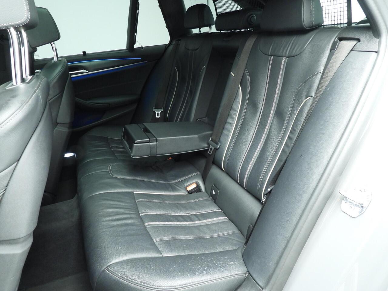 BMW 5-SERIE Touring 520e | M-Sportpakket | Laserlicht | Leder | HUD | Active cruise | Schuifdak | Comfortzetels | DAB | Hifi speakers | Alu 18 inch