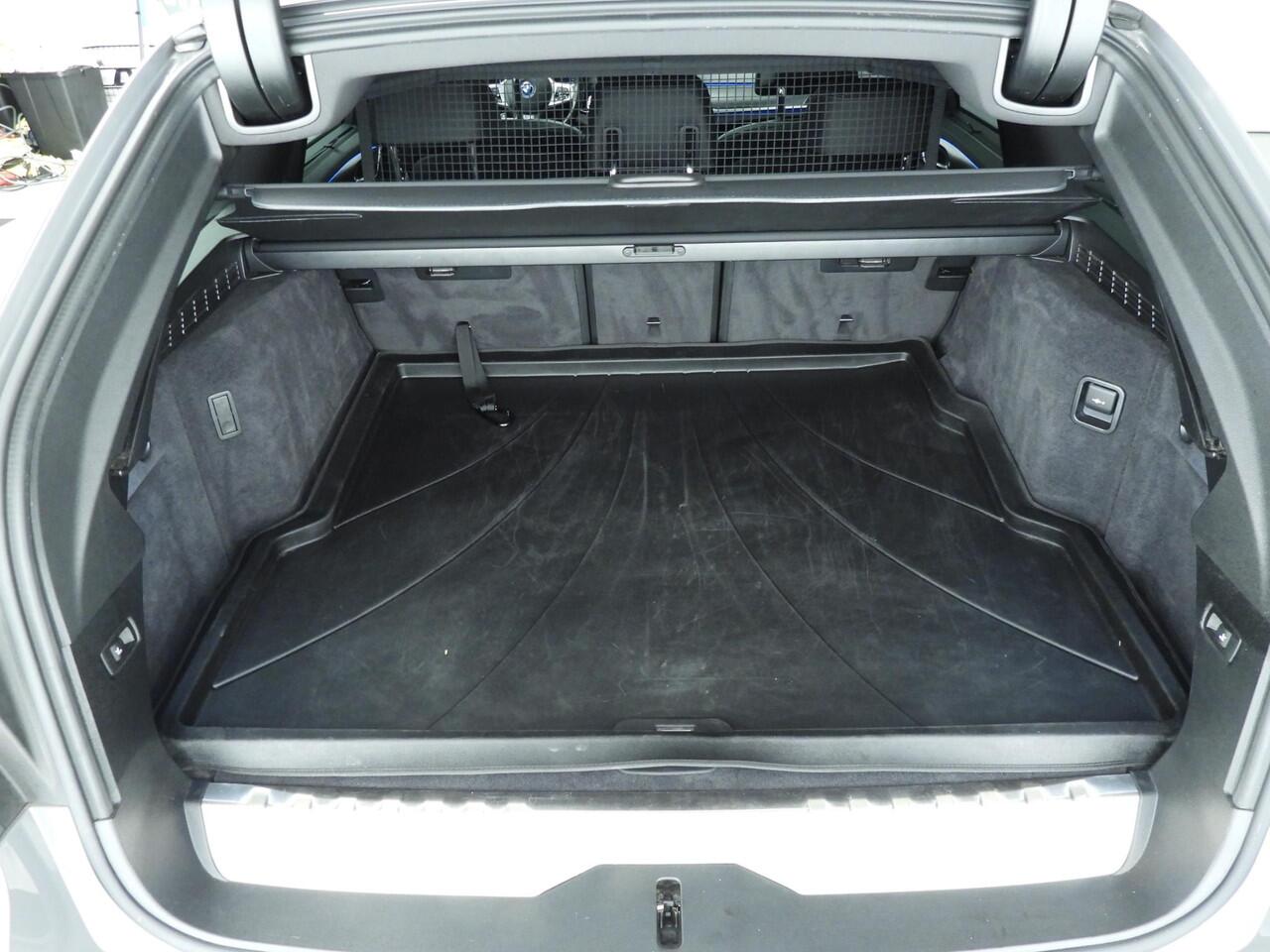 BMW 5-SERIE Touring 520e | M-Sportpakket | Laserlicht | Leder | HUD | Active cruise | Schuifdak | Comfortzetels | DAB | Hifi speakers | Alu 18 inch