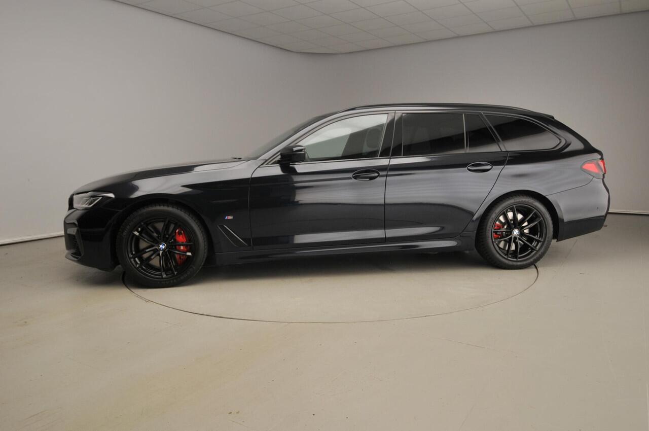 BMW 5-SERIE Touring 540i xDrive | M-Sportpakket | LED | Navigatie | Schuifdak | Sportstoelen | Stoelverwarming | DAB | Hifi speakers | Alu 19 inch