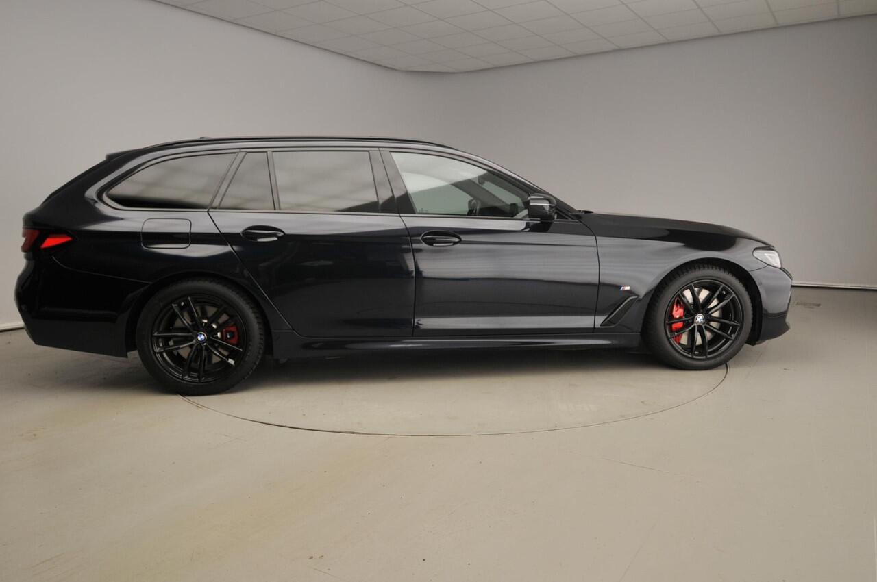 BMW 5-SERIE Touring 540i xDrive | M-Sportpakket | LED | Navigatie | Schuifdak | Sportstoelen | Stoelverwarming | DAB | Hifi speakers | Alu 19 inch
