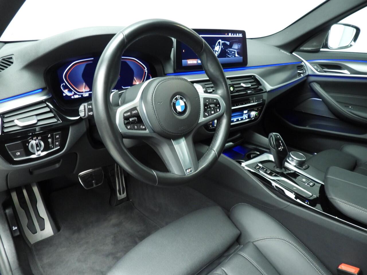 BMW 5-SERIE Touring 540i xDrive | M-Sportpakket | LED | Navigatie | Schuifdak | Sportstoelen | Stoelverwarming | DAB | Hifi speakers | Alu 19 inch