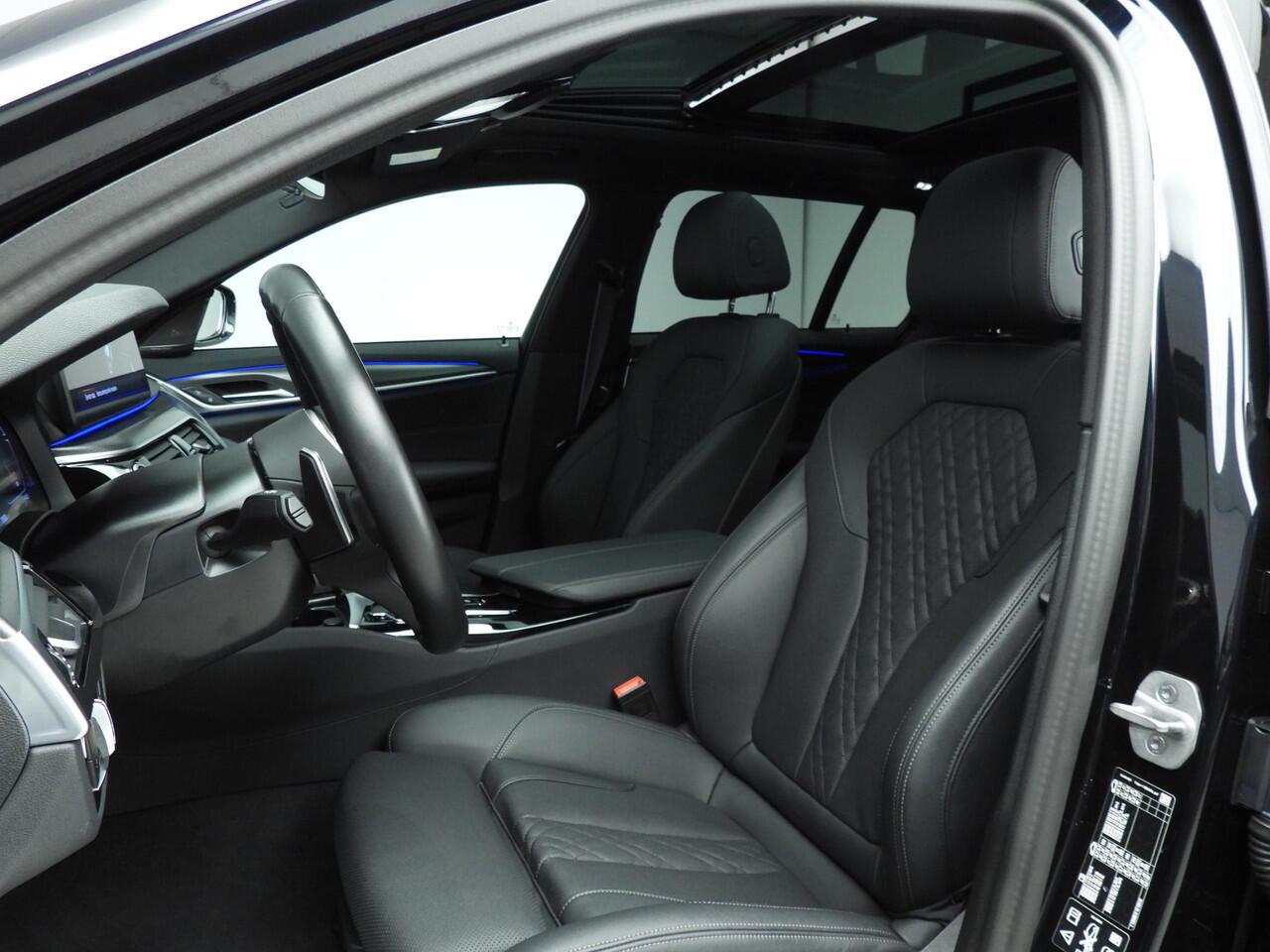 BMW 5-SERIE Touring 540i xDrive | M-Sportpakket | LED | Navigatie | Schuifdak | Sportstoelen | Stoelverwarming | DAB | Hifi speakers | Alu 19 inch