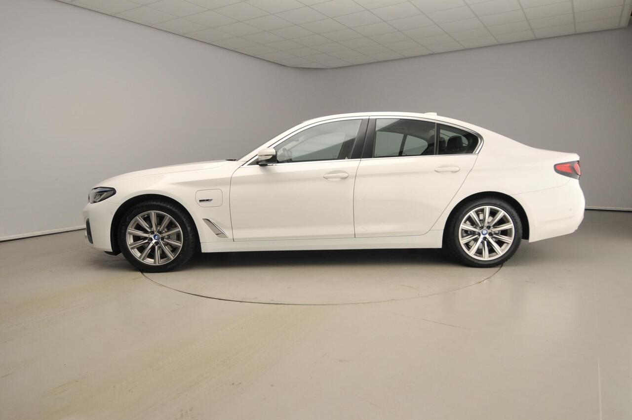 BMW 5-SERIE Sedan 520e | Laserlicht | Leder | Navigatie | Elektr. zetels | Stoelverwarming | PDC | DAB | Alu 18 inch