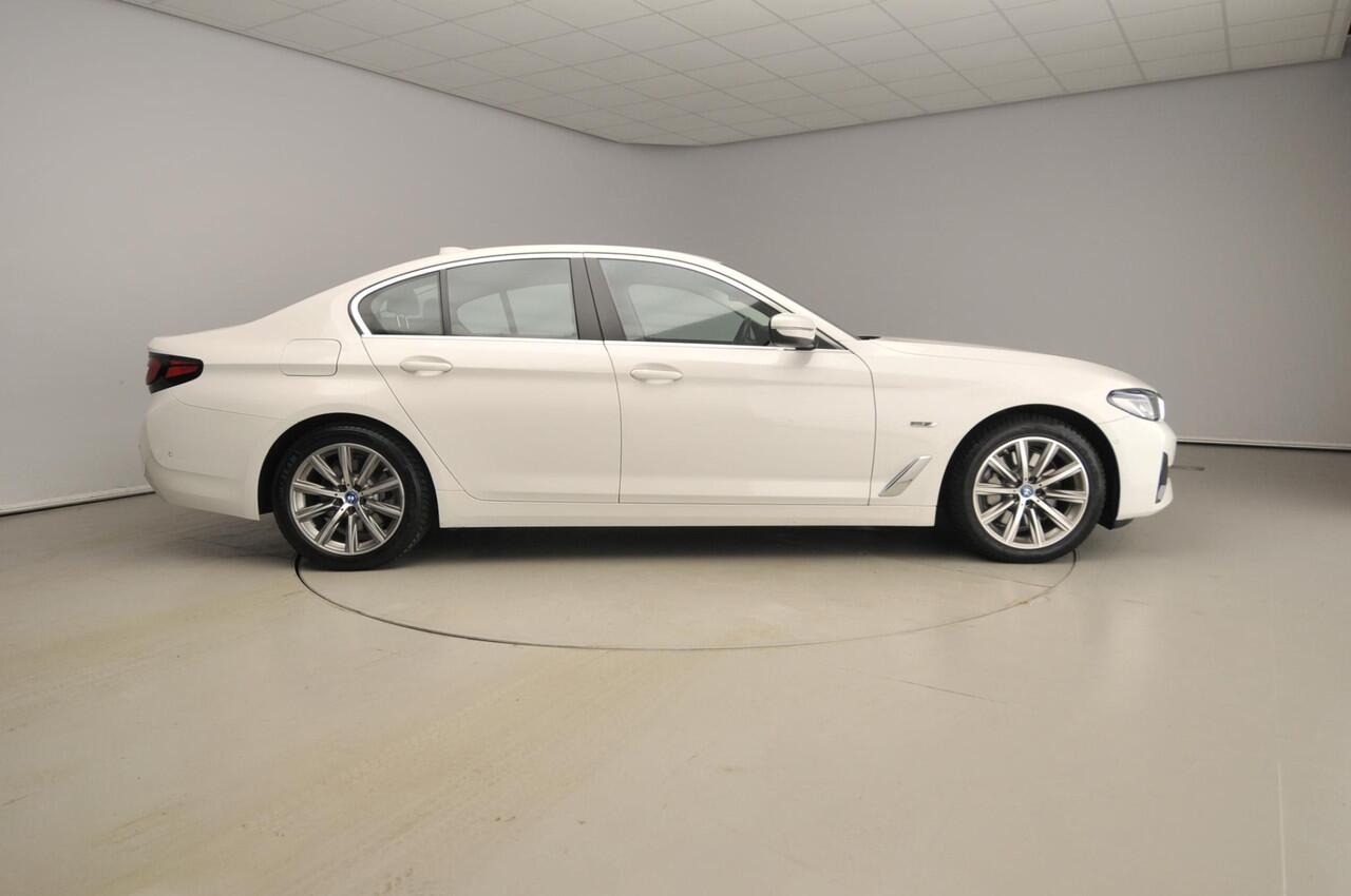 BMW 5-SERIE Sedan 520e | Laserlicht | Leder | Navigatie | Elektr. zetels | Stoelverwarming | PDC | DAB | Alu 18 inch