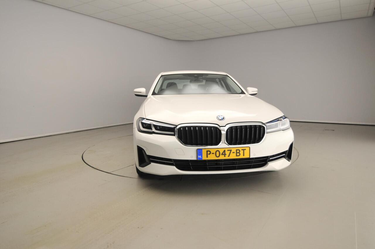 BMW 5-SERIE Sedan 520e | Laserlicht | Leder | Navigatie | Elektr. zetels | Stoelverwarming | PDC | DAB | Alu 18 inch