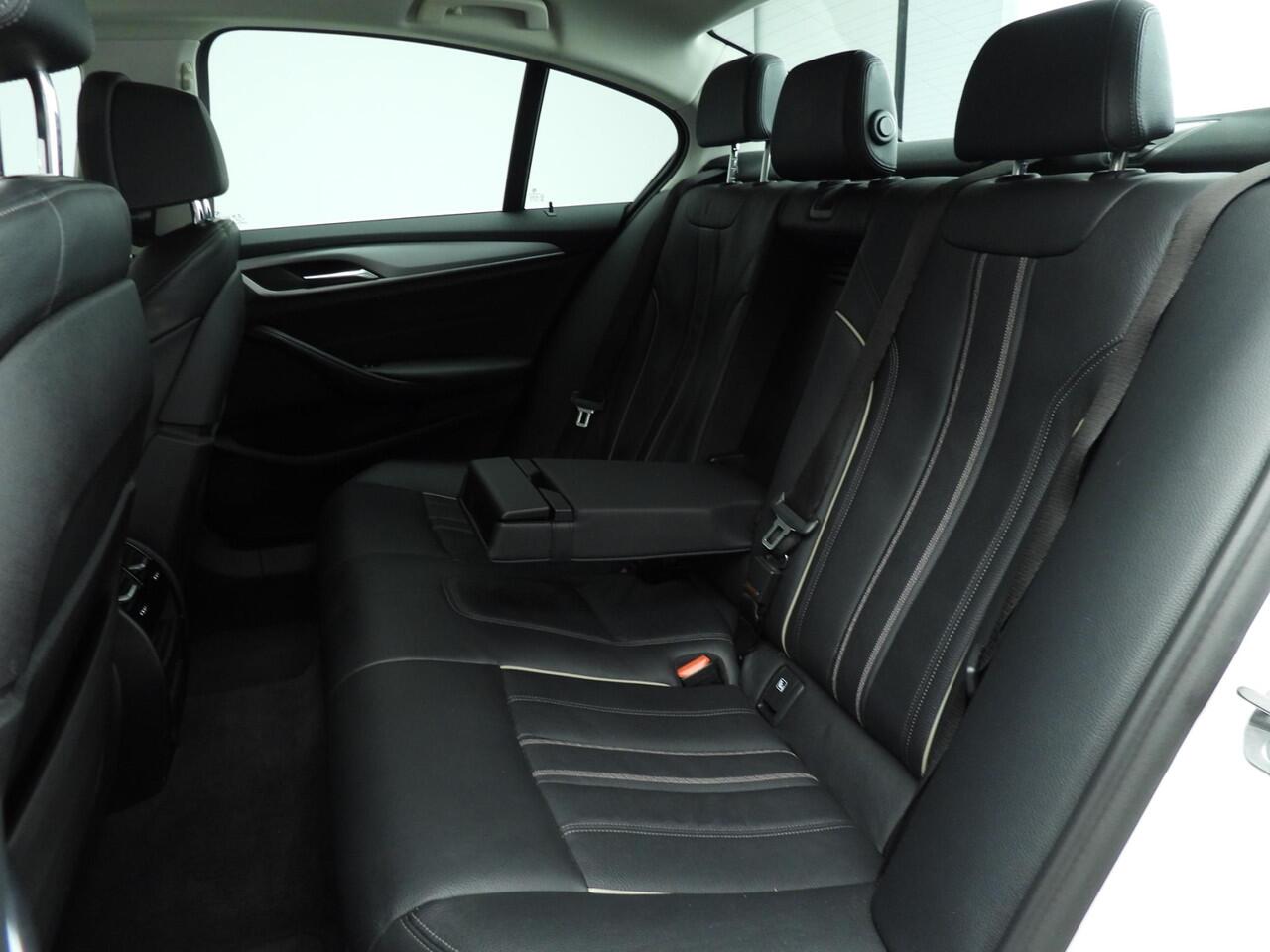 BMW 5-SERIE Sedan 520e | Laserlicht | Leder | Navigatie | Elektr. zetels | Stoelverwarming | PDC | DAB | Alu 18 inch