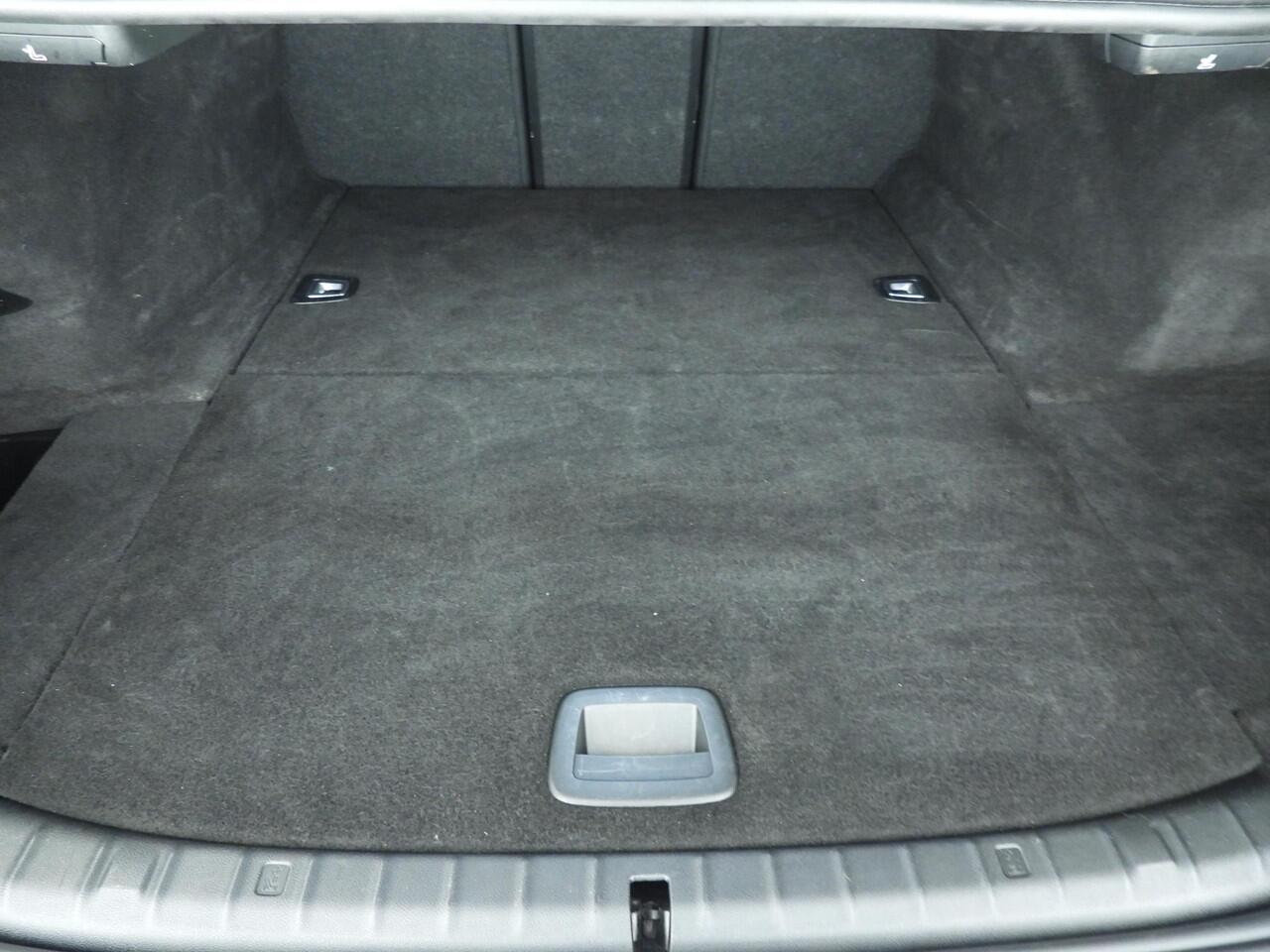 BMW 5-SERIE Sedan 520e | Laserlicht | Leder | Navigatie | Elektr. zetels | Stoelverwarming | PDC | DAB | Alu 18 inch