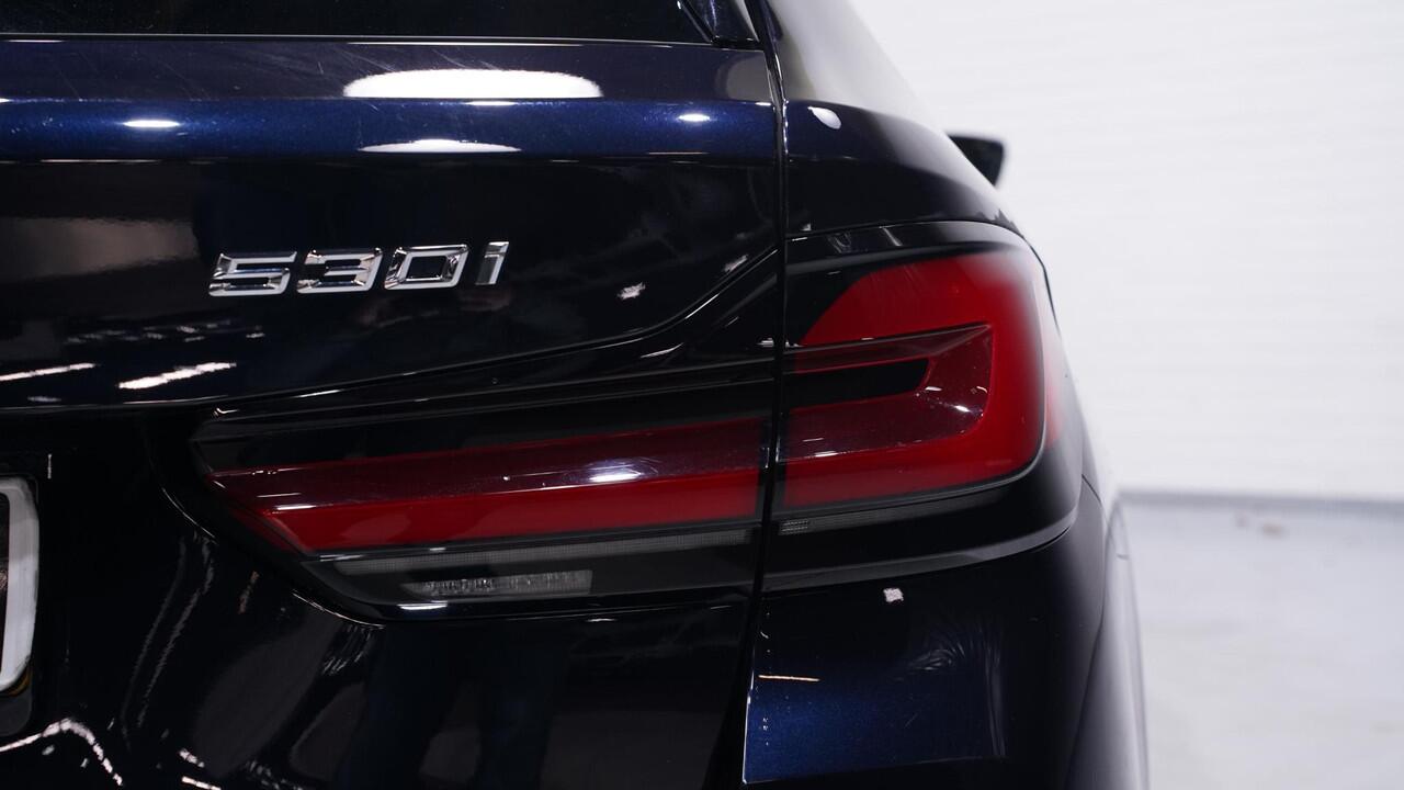 BMW 5-SERIE 530i M Sport 1e eigen NAP NL-auto Laser light Nappa leder comfort stoelen/memory Harman-kardon 19"-lmv Camera Head-up Apple