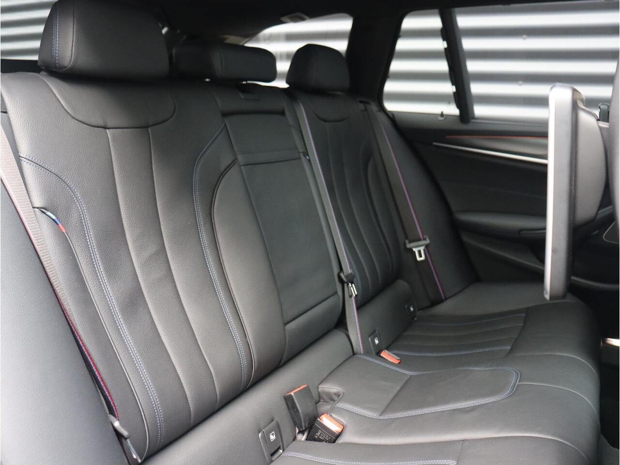 BMW 5-SERIE Touring 540i xDrive | High Executive | M Sportpakket Pro | Panodak | Trekhaak | Head-Up | M Stoelen | Entertainmentsysteem Professional achterin | Harman Kardon | Driving Assistant Prof. | Comfort Access | 20'' LMV