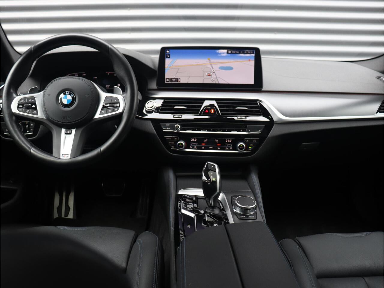 BMW 5-SERIE Touring 540i xDrive | High Executive | M Sportpakket Pro | Panodak | Trekhaak | Head-Up | M Stoelen | Entertainmentsysteem Professional achterin | Harman Kardon | Driving Assistant Prof. | Comfort Access | 20'' LMV