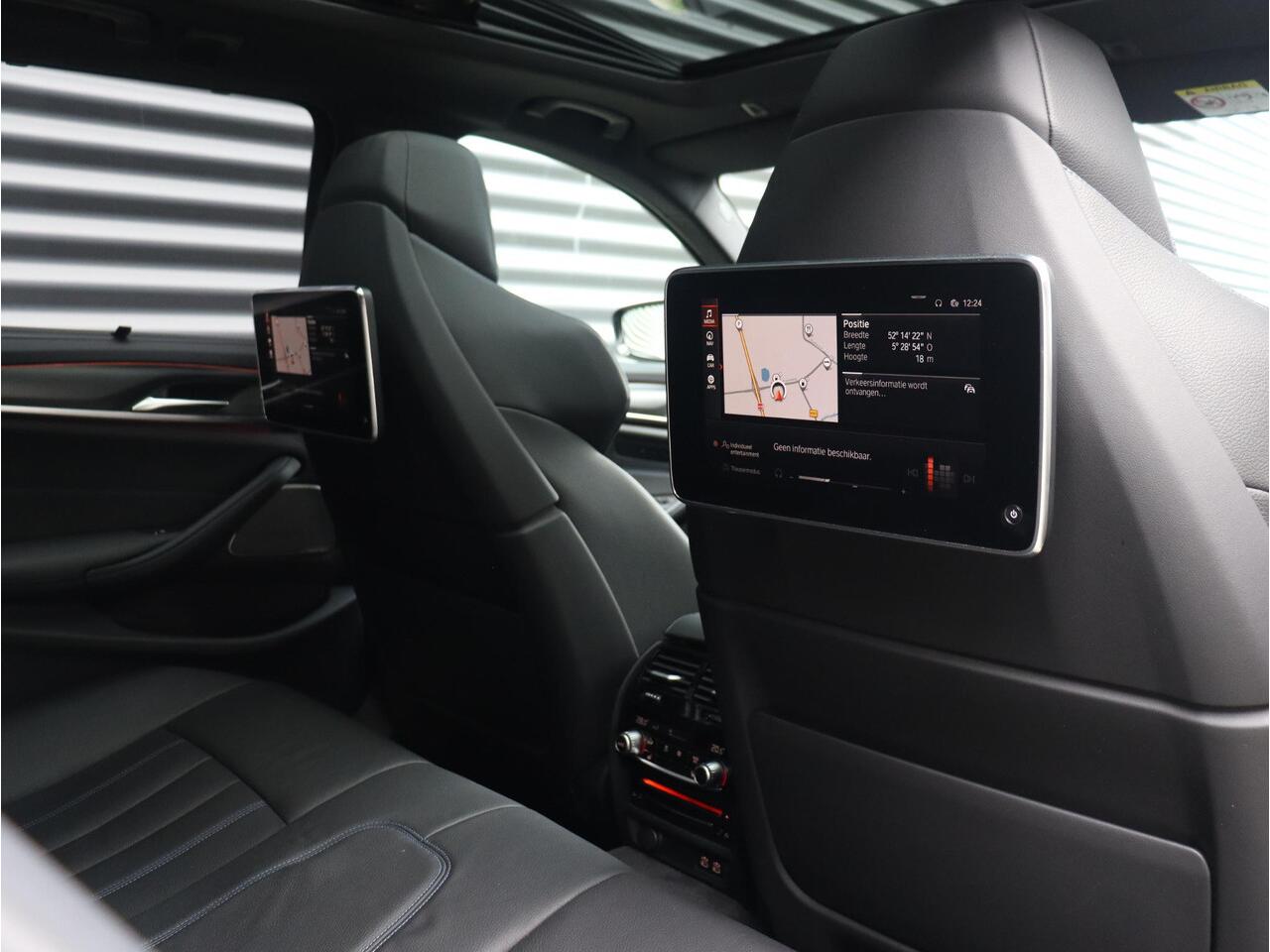 BMW 5-SERIE Touring 540i xDrive | High Executive | M Sportpakket Pro | Panodak | Trekhaak | Head-Up | M Stoelen | Entertainmentsysteem Professional achterin | Harman Kardon | Driving Assistant Prof. | Comfort Access | 20'' LMV