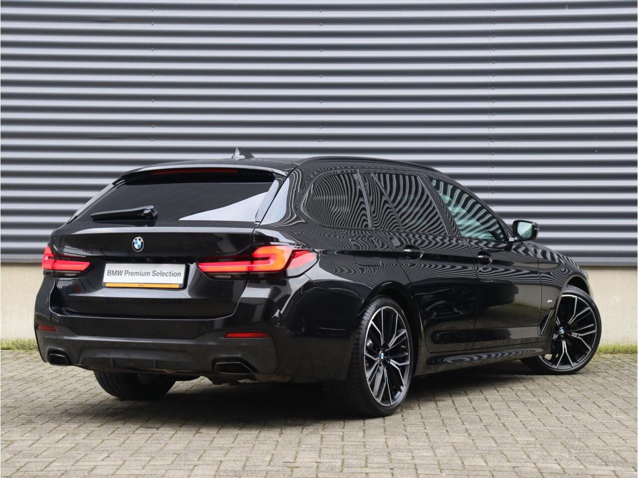 BMW 5-SERIE Touring 540i xDrive | High Executive | M Sportpakket Pro | Panodak | Trekhaak | Head-Up | M Stoelen | Entertainmentsysteem Professional achterin | Harman Kardon | Driving Assistant Prof. | Comfort Access | 20'' LMV