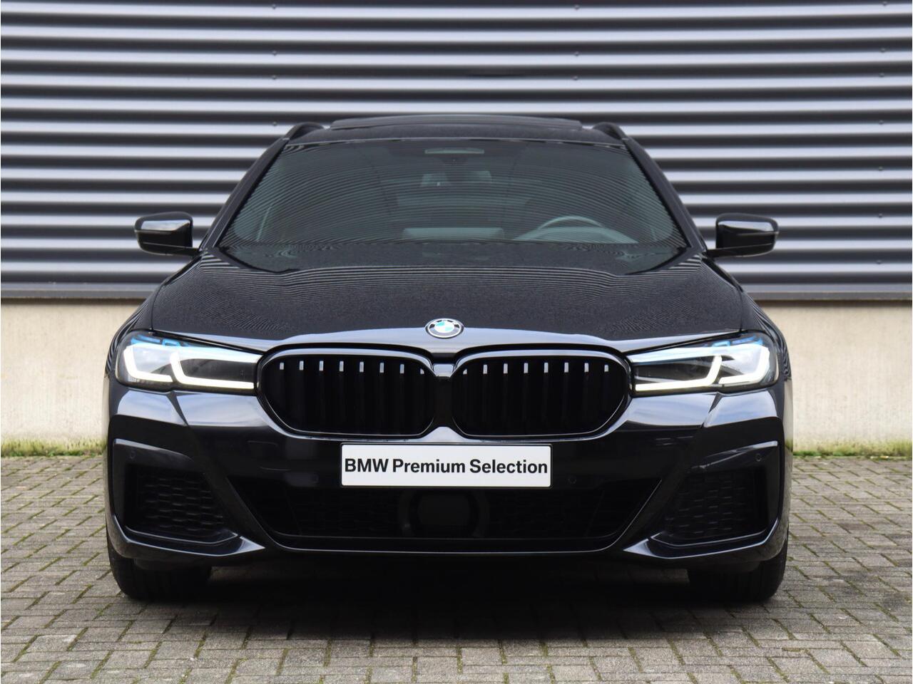 BMW 5-SERIE Touring 540i xDrive | High Executive | M Sportpakket Pro | Panodak | Trekhaak | Head-Up | M Stoelen | Entertainmentsysteem Professional achterin | Harman Kardon | Driving Assistant Prof. | Comfort Access | 20'' LMV