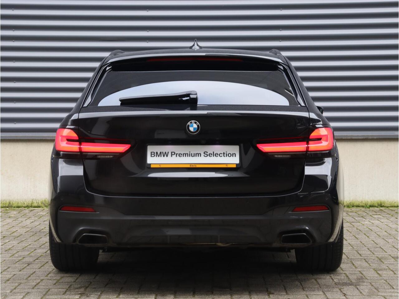 BMW 5-SERIE Touring 540i xDrive | High Executive | M Sportpakket Pro | Panodak | Trekhaak | Head-Up | M Stoelen | Entertainmentsysteem Professional achterin | Harman Kardon | Driving Assistant Prof. | Comfort Access | 20'' LMV