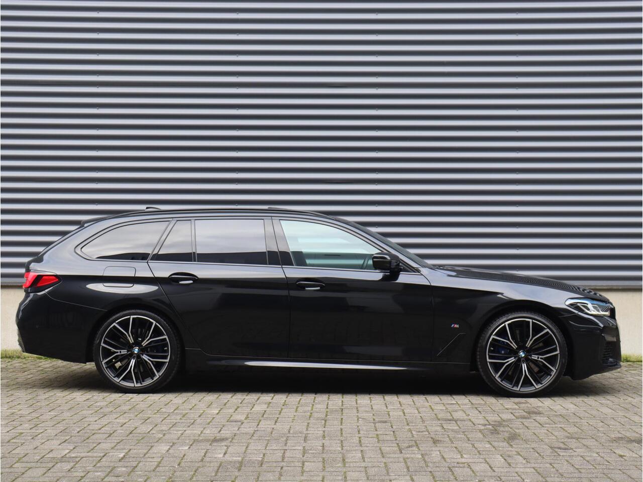 BMW 5-SERIE Touring 540i xDrive | High Executive | M Sportpakket Pro | Panodak | Trekhaak | Head-Up | M Stoelen | Entertainmentsysteem Professional achterin | Harman Kardon | Driving Assistant Prof. | Comfort Access | 20'' LMV