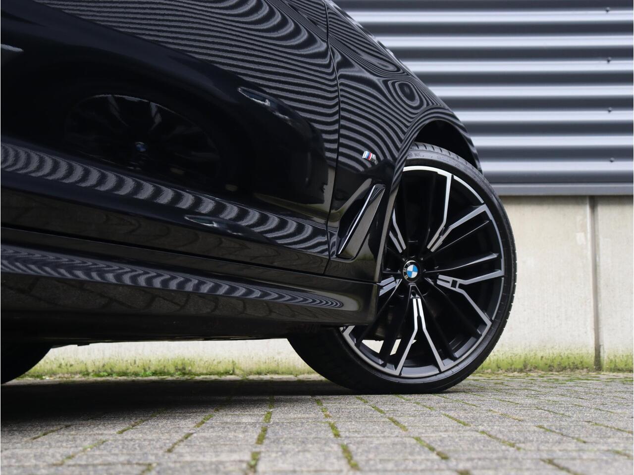 BMW 5-SERIE Touring 540i xDrive | High Executive | M Sportpakket Pro | Panodak | Trekhaak | Head-Up | M Stoelen | Entertainmentsysteem Professional achterin | Harman Kardon | Driving Assistant Prof. | Comfort Access | 20'' LMV