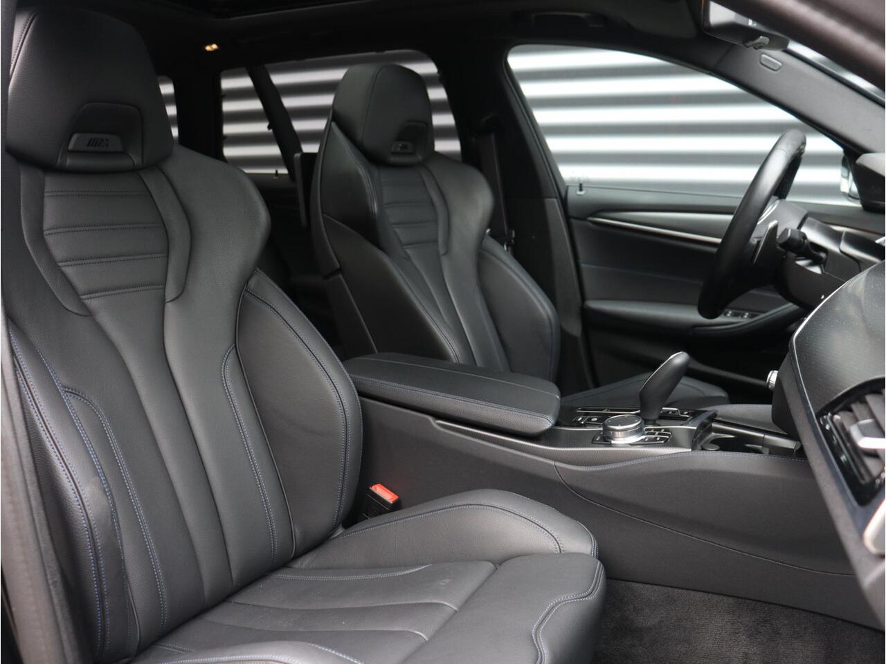 BMW 5-SERIE Touring 540i xDrive | High Executive | M Sportpakket Pro | Panodak | Trekhaak | Head-Up | M Stoelen | Entertainmentsysteem Professional achterin | Harman Kardon | Driving Assistant Prof. | Comfort Access | 20'' LMV