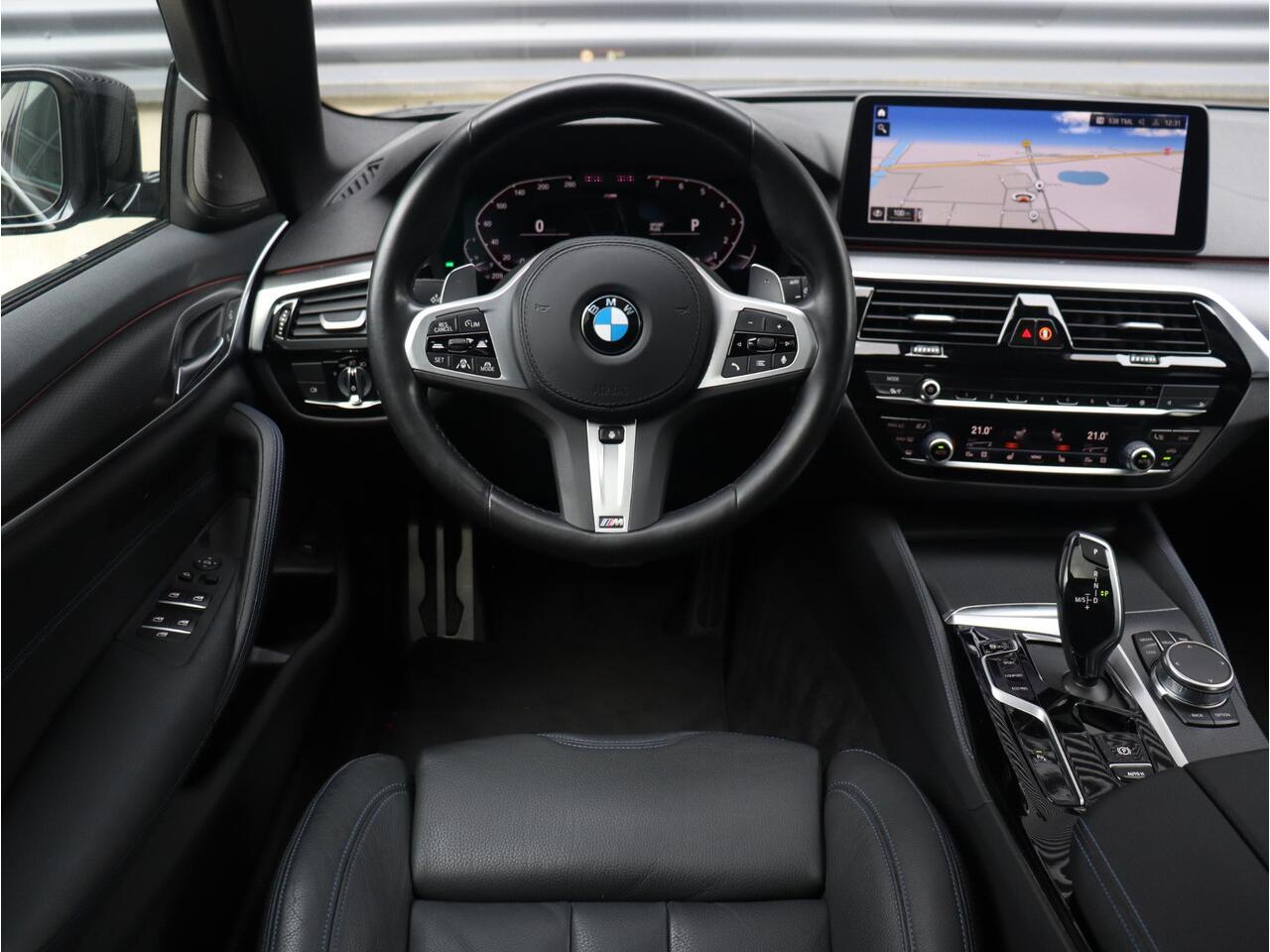 BMW 5-SERIE Touring 540i xDrive | High Executive | M Sportpakket Pro | Panodak | Trekhaak | Head-Up | M Stoelen | Entertainmentsysteem Professional achterin | Harman Kardon | Driving Assistant Prof. | Comfort Access | 20'' LMV