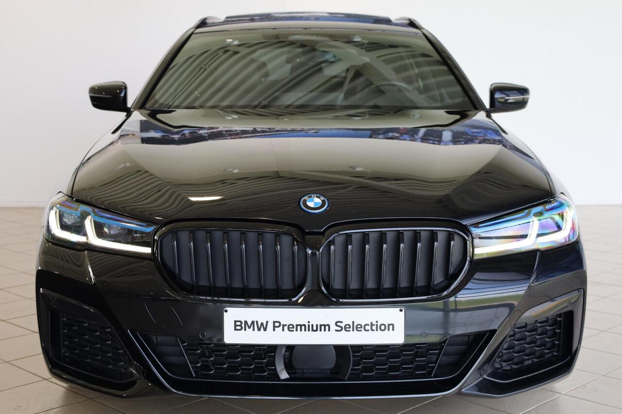 BMW 5-SERIE Touring 530e xDrive | M Sportpakket Pro | Panorama Dak | Driving Assistant Professional | Harman/Kardon | Trekhaak | 4-Wielsturing