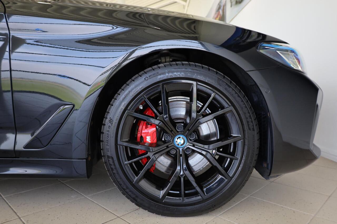 BMW 5-SERIE Touring 530e xDrive | M Sportpakket Pro | Panorama Dak | Driving Assistant Professional | Harman/Kardon | Trekhaak | 4-Wielsturing