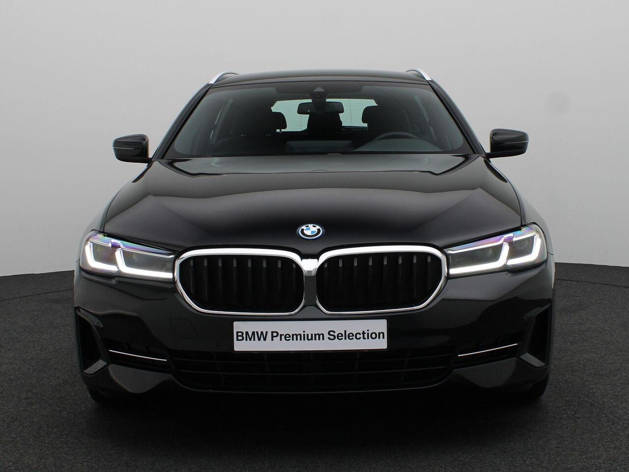 BMW 5-SERIE Touring 520e Business Edition Plus | Trekhaak | Laserlight | Comfortstoelen | 18"