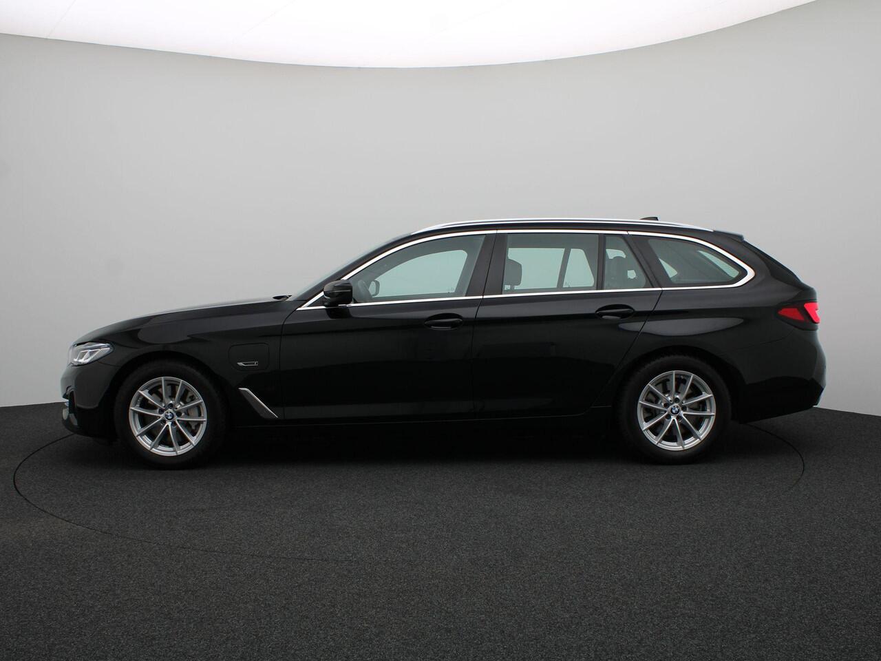 BMW 5-SERIE Touring 520e Business Edition Plus | Trekhaak | Laserlight | Comfortstoelen | 18"
