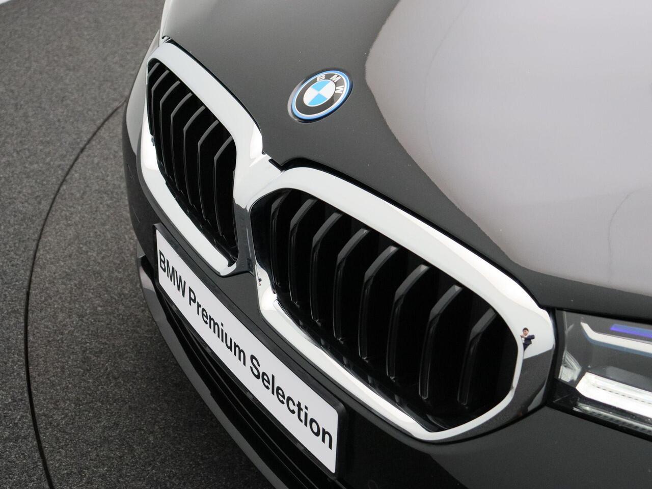BMW 5-SERIE Touring 520e Business Edition Plus | Trekhaak | Laserlight | Comfortstoelen | 18"