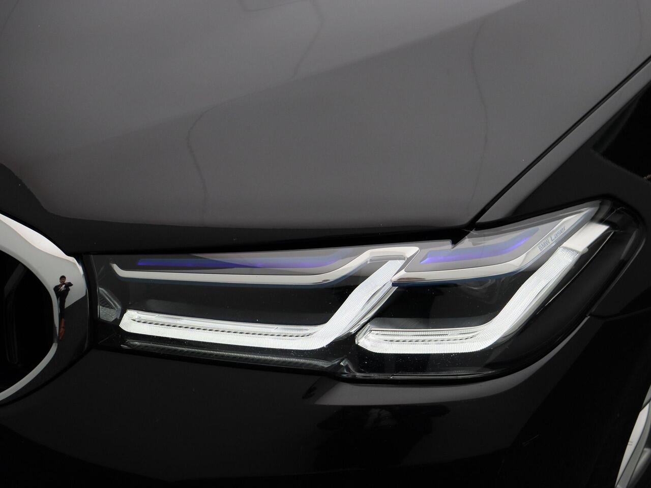 BMW 5-SERIE Touring 520e Business Edition Plus | Trekhaak | Laserlight | Comfortstoelen | 18"