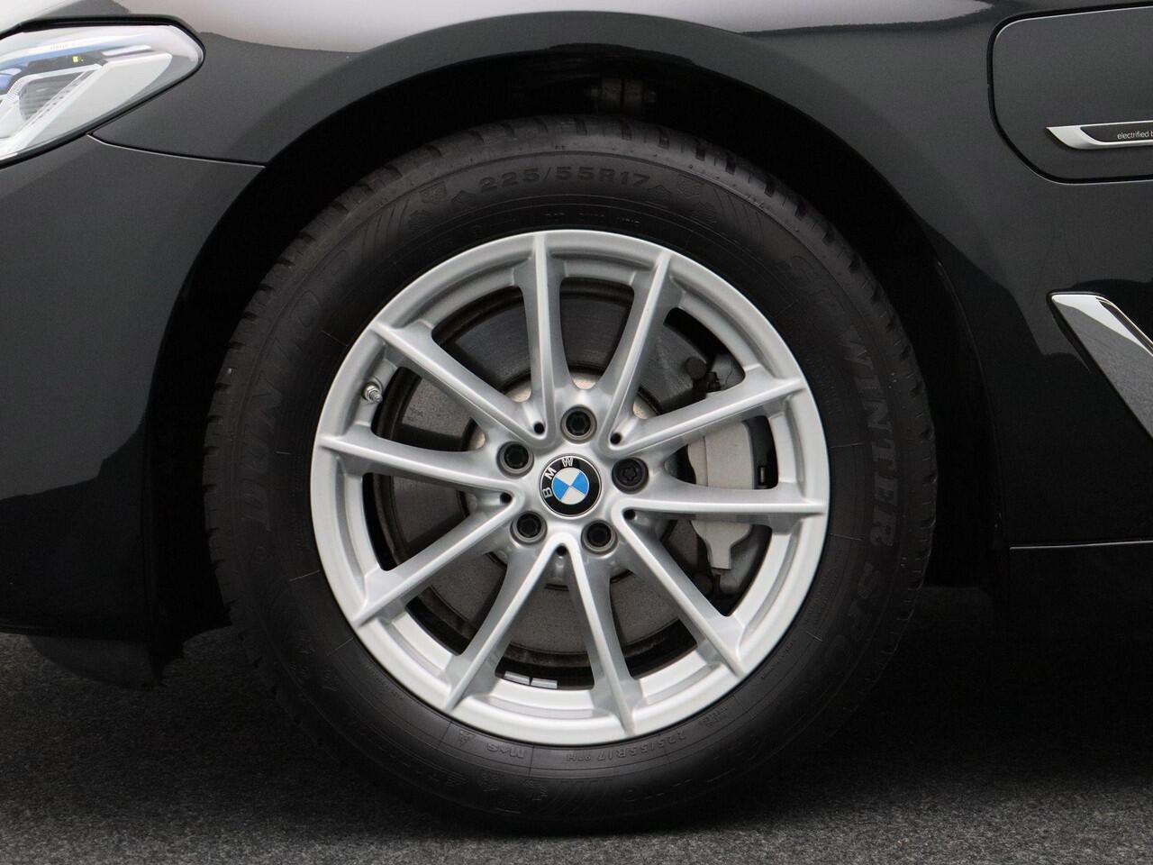 BMW 5-SERIE Touring 520e Business Edition Plus | Trekhaak | Laserlight | Comfortstoelen | 18"