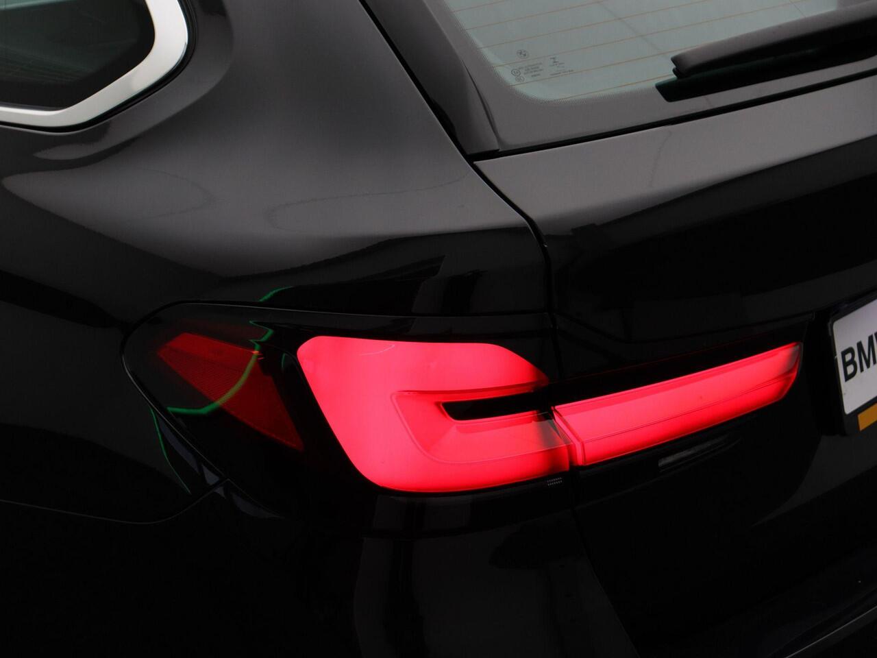 BMW 5-SERIE Touring 520e Business Edition Plus | Trekhaak | Laserlight | Comfortstoelen | 18"